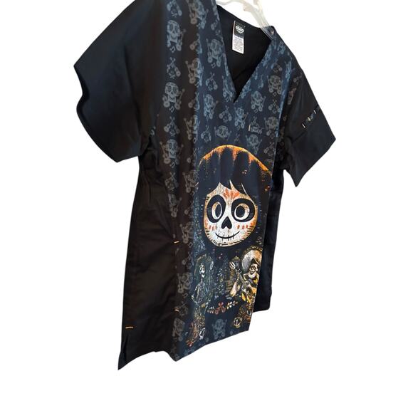 Coco Cherokee Scrubs Tooniforms Disney Mens V Neck Top Size Small NWT - Picture 4 of 7